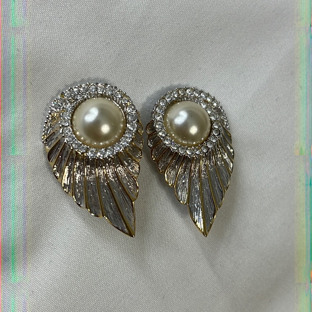*VINTAGE* clip-on two-tone wing earrings silver with gold trim faux pearl